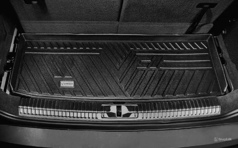 Tấm lót cốp sau Limo Green sạch sẽ, chống trầy 8 Tấm lót cốp Limo Green được sản xuất riêng theo khuôn cốp xe Limo Green, ôm sát bề mặt và các góc cạnh đảm bảo không bị xô lệch trong quá trình di chuyển