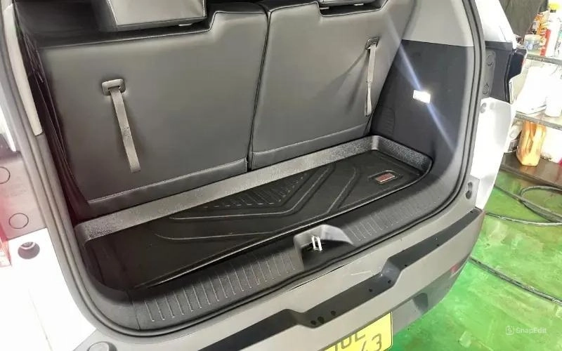 Tấm lót cốp sau Limo Green sạch sẽ, chống trầy 9 Việc lắp thảm lót cốp sau VinFast Limo Green giúp tăng tính tiện nghi và là cách đơn giản để bảo vệ khoang hành lý khỏi bụi bẩn, trầy xước hoặc nước đổ