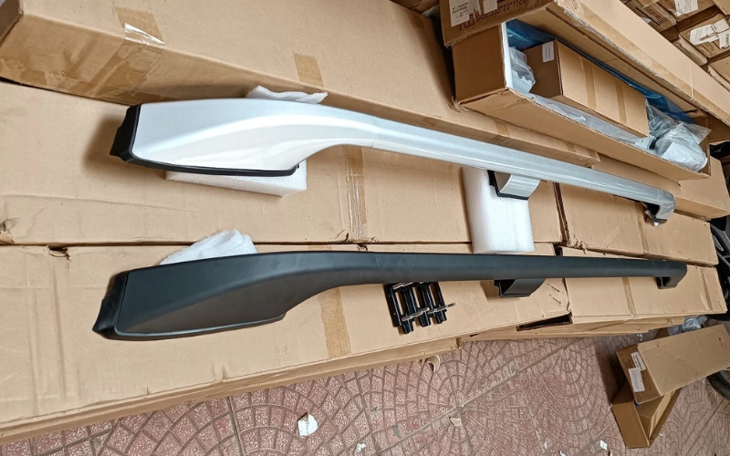 Thanh dọc Limo Green là bộ phụ kiện được gắn cố định song song dọc theo hai bên nóc xe, kéo dài từ đầu đến đuôi xe