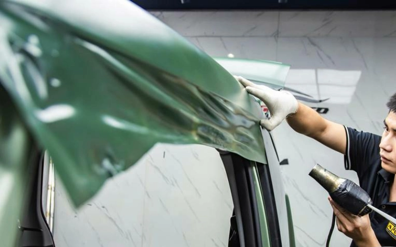 Dán wrap đổi màu cho VinFast Limo Green không chỉ là xu hướng làm đẹp xe hiện đại mà còn mang lại nhiều lợi ích thực tế cho người sử dụng