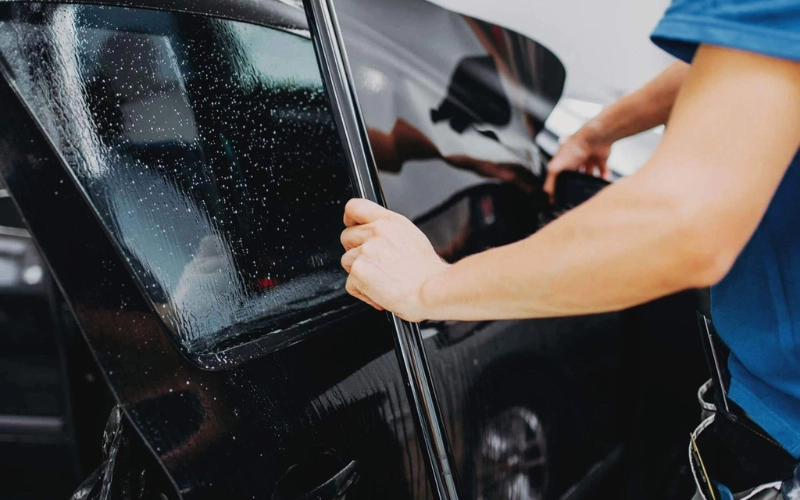 10 sai lầm khi dán phim cách nhiệt giá rẻ cho Limo Green 19 10 lỗi thường gặp khi dán phim cách nhiệt cho VinFast Limo Green mà bạn nên tránh để không rơi vào tình trạng tiền mất tật mang