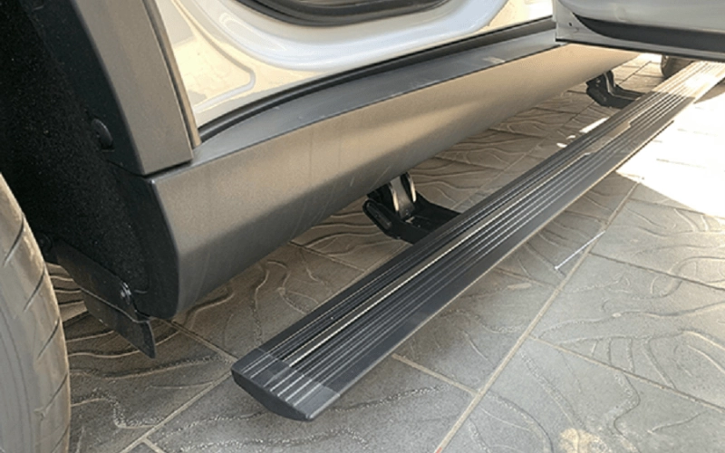 Bệ bước chân điện xe Vinfast Limo Green giúp việc ra vào xe dễ dàng hơn đồng thời tăng tính tiện nghi, an toàn và thẩm mỹ cho xe