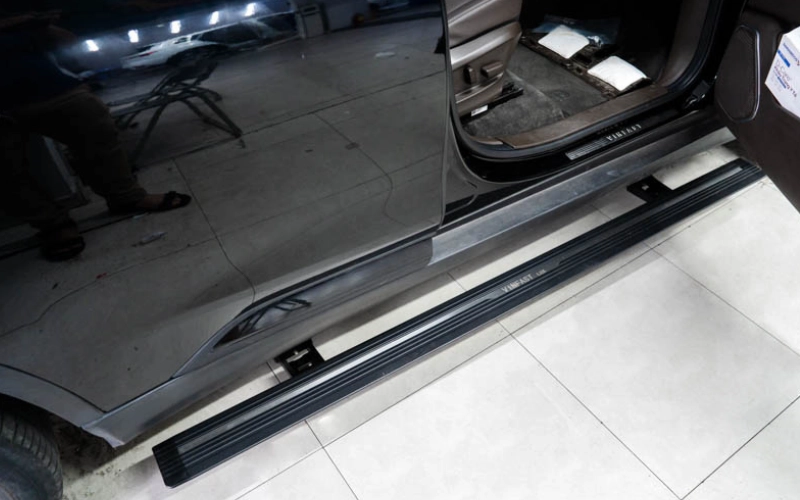 Cấu tạo của bệ bước chân điện Vinfast Limo Green