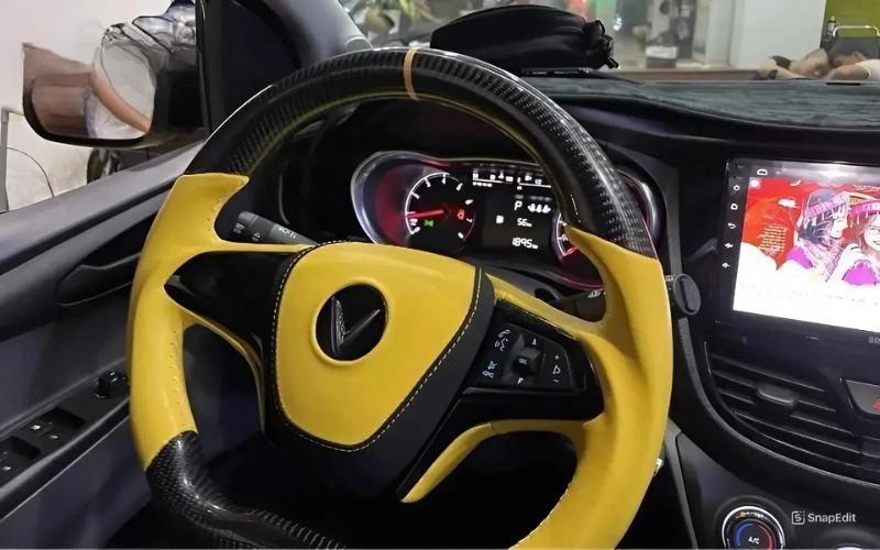 Bọc vô lăng carbon dành cho Limo Green được sản xuất từ lớp phủ carbon tổng hợp cứng cáp, chịu mài mòn tốt, không bị biến dạng khi gặp nhiệt độ cao