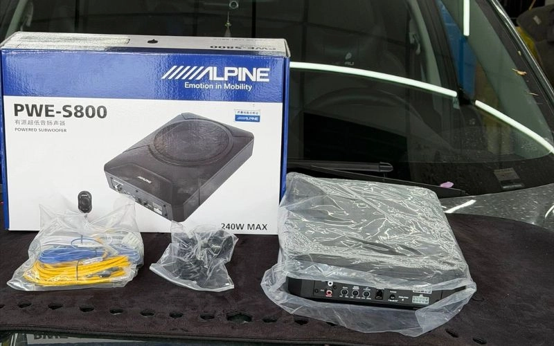 Loa sub điện là dòng loa siêu trầm tích hợp ampli, có thiết kế nhỏ gọn và thường được lắp đặt dưới ghế lái hoặc ghế phụ