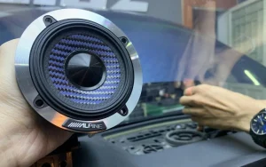 Loa trung tâm cho xe Limo Green (center speaker) thường được lắp trên taplo trước giúp tái tạo âm trung tốt hơn, đặc biệt là phần giọng hát hoặc lời thoại