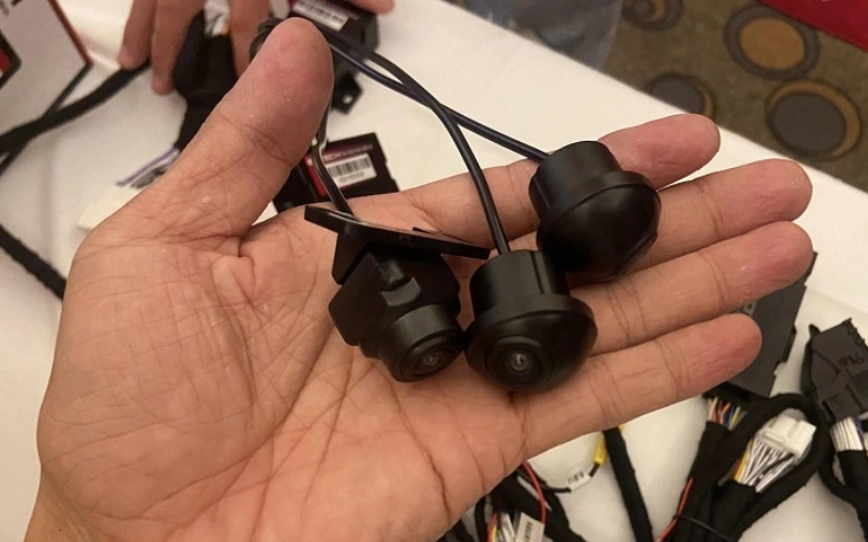 Camera hành trình 3 mắt được xem là giải pháp ghi hình toàn diện, đáp ứng nhu cầu quan sát cả trước, sau và bên trong khoang lái