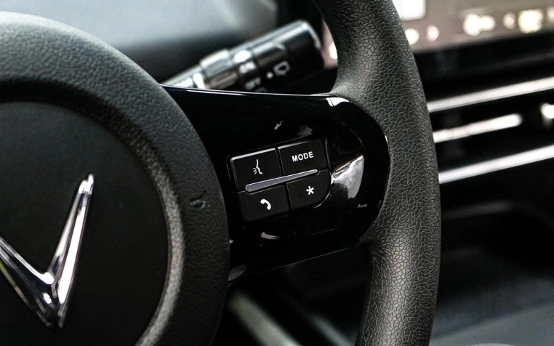 Có nên lắp phím vô lăng cho Vinfast Limo Green không? 21 Việc lắp phím vô lăng rời VinFast Limo Green tiềm ẩn rủi ro nhiều hơn lợi ích mang lại