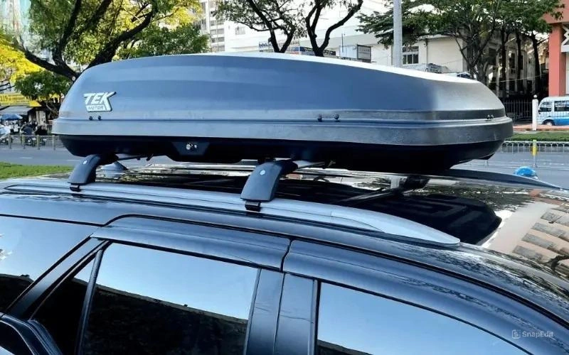 Cốp nóc xe Vinfast Limo Green là một khoang chứa đồ gắn trên phần mui xe giúp tăng dung tích chở đồ từ 2 – 3 lần so với khoang cốp tiêu chuẩn