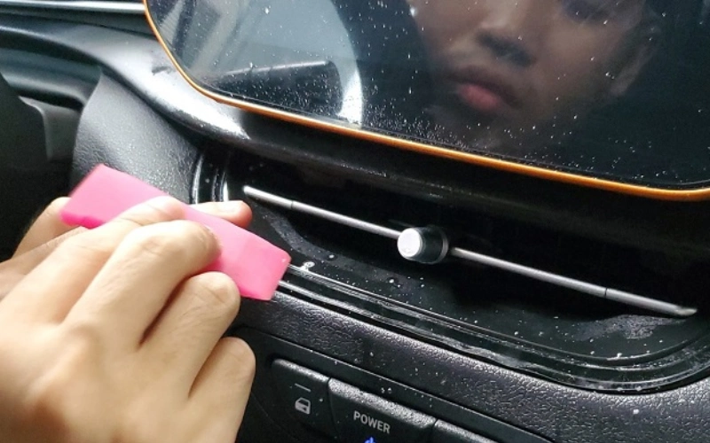 Lớp màng PPF trong suốt giúp chống trầy xước và va chạm nhẹ từ thao tác tay