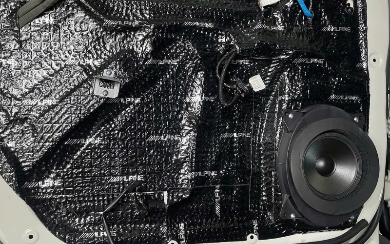 Sau khi hoàn thiện thi công dán cách âm Alpine cho xe Vinfast Limo Green tiếng ồn trong khoang lái có thể giảm từ 15 đến 20 dB tùy thuộc từng vị trí được xử lý