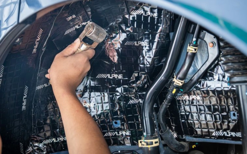 Lớp cản âm (Vinyl kết hợp màng kim loại)  kết cấu dày và đa lớp, lớp này đặc biệt hiệu quả trong việc giảm tiếng ồn tần số thấp phổ biến khi vận hành xe trên đường dài