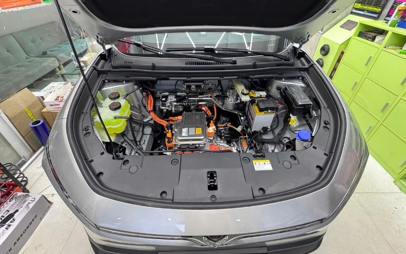 Không gian khoang trước của xe Vinfast Limo Green trước khi lắp cốp