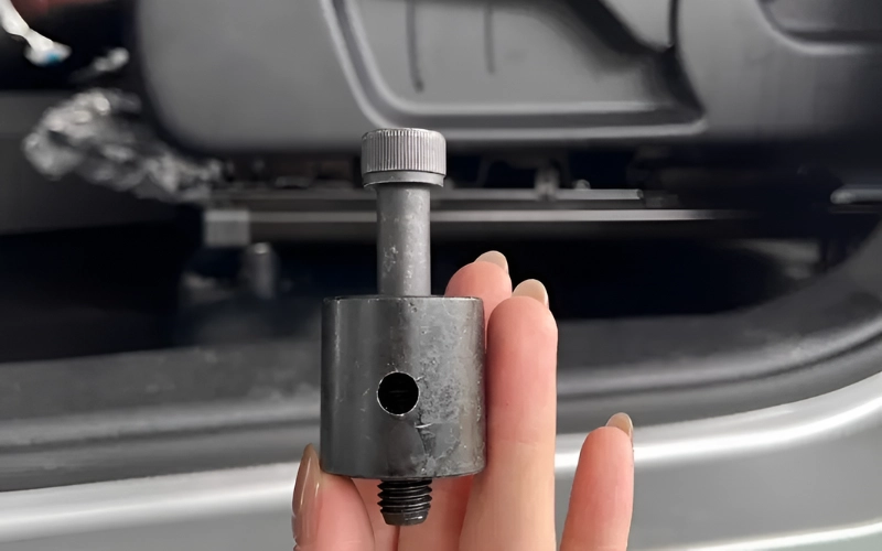 Đôn ghế VinFast Limo Green là việc nâng cao vị trí ghế tài bằng cách lắp thêm cục đôn giữa chân ghế và sàn xe giúp tăng chiều cao ghế lái từ 2 cm đến 4 cm