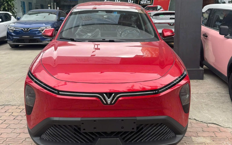 Gương chiếu hậu VinFast Limo Green nguyên bản chỉ hỗ trợ chỉnh cơ và không được trang bị đèn xi nhan báo rẽ