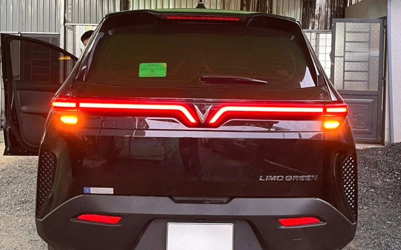 Lắp Led cản sau Vinfast Limo Green - Đa dạng màu, lắp zin 9 Hệ thống xi nhan sau nguyên bản của VinFast Limo Green có kích thước nhỏ và độ sáng chỉ ở mức đủ dùng nên khả năng phát tín hiệu khi phanh hoặc rẽ chưa thật sự nổi bật