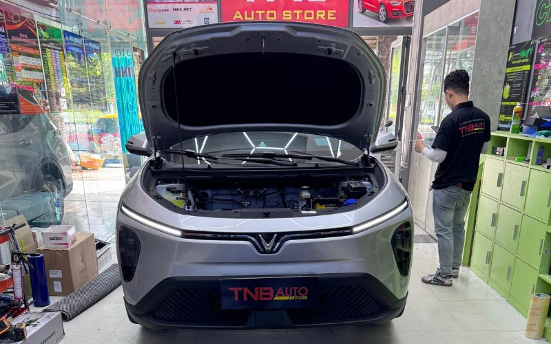 VinFast Limo Green được trang bị sẵn tấm bảo vệ pin theo xe nhằm hạn chế va đập và tác động từ bên ngoài