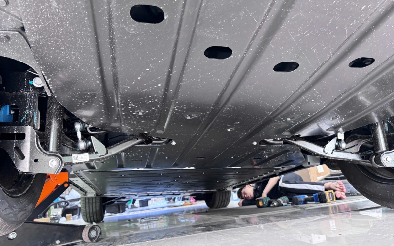 Mặc dù VinFast Limo Green có trang bị tấm bảo vệ pin theo xe tuy nhiên đây chỉ là loại cơ bản