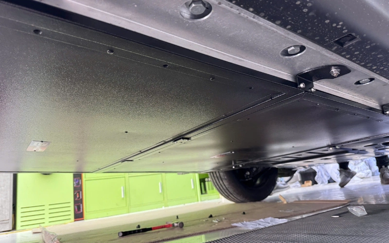 Tấm bảo vệ pin cho xe Vinfast Limo Green giúp bảo vệ an toàn cho toàn bộ hệ thống điện nằm phía dưới sàn xe