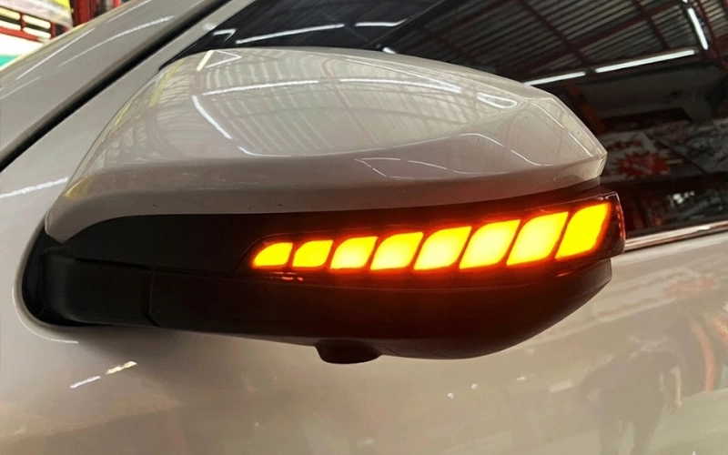 Nâng cấp Led xi nhan trên gương chiếu hậu Limo Green 9 LED xi nhan trên gương chiếu hậu Limo Green hoạt động dựa trên hệ thống đèn LED được tích hợp ngay trong cụm gương