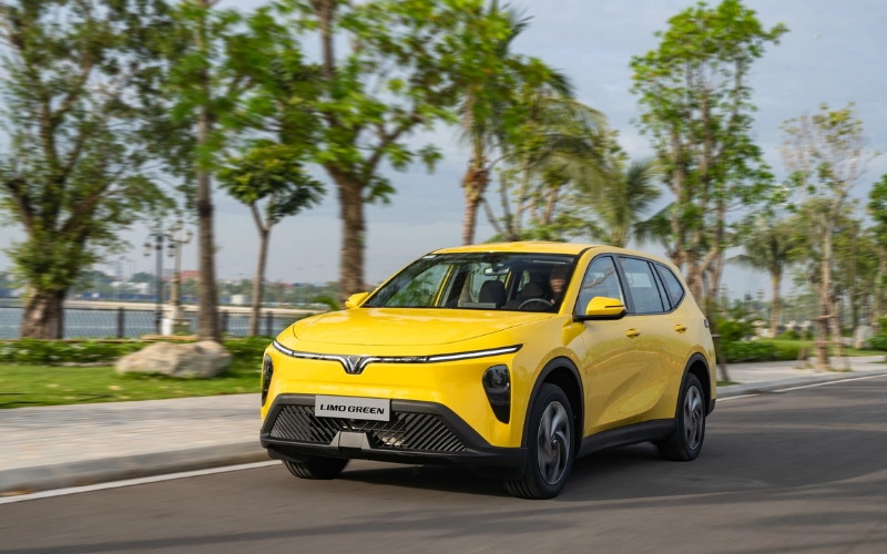 Nâng cấp tính năng sấy gương chiếu hậu VinFast Limo Green là việc tích hợp thêm bộ phận gia nhiệt phía sau mặt gương nhằm làm tan nhanh hơi nước, sương mờ hoặc các vết bám trên bề mặt gương