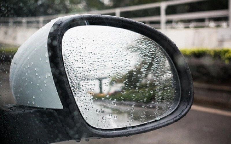 Gương chiếu hậu của xe VinFast Limo Green dễ bị bám dễ bám nước, mờ đọng khi di chuyển dưới thời tiết trời mưa, sương mù hoặc thời tiết ẩm ướt