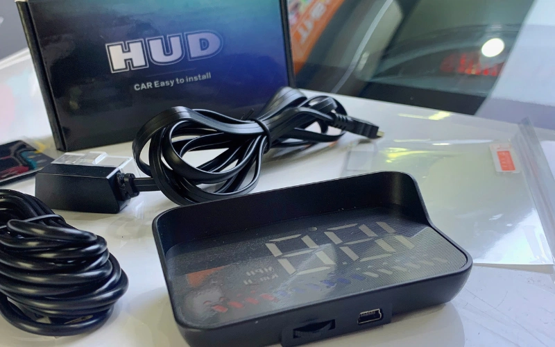 Màn hình HUD kết nối OBD/GPS là lựa chọn phổ biến với các chủ xe muốn trải nghiệm HUD với chi phí thấp phù hợp với nhiều dòng xe khác nhau.