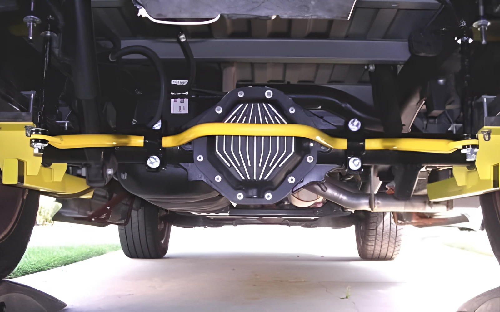 Thanh giằng giảm chấn VinFast Limo Green gia cố thân xe và khung gầm xec nhằm giảm rung lắc, hạn chế xoắn khung và tăng độ ổn định khi vận hành