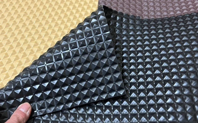 Trải sàn da kim cương xe Vinfast Limo Green giá ưu đãi 7 Trải sàn da kim cương được xem là lựa chọn tối ưu cho dòng xe này nhờ khả năng chống bám bụi, chống thấm, bền đẹp và tạo hiệu ứng thẩm mỹ cao