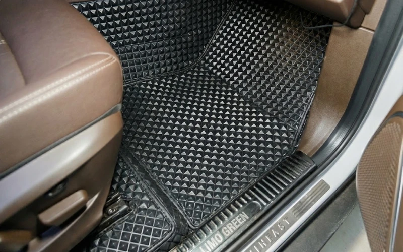 Trải sàn da kim cương xe Vinfast Limo Green giá ưu đãi 8 Quy trình trải sàn da kim cương xe VinFast Limo Green