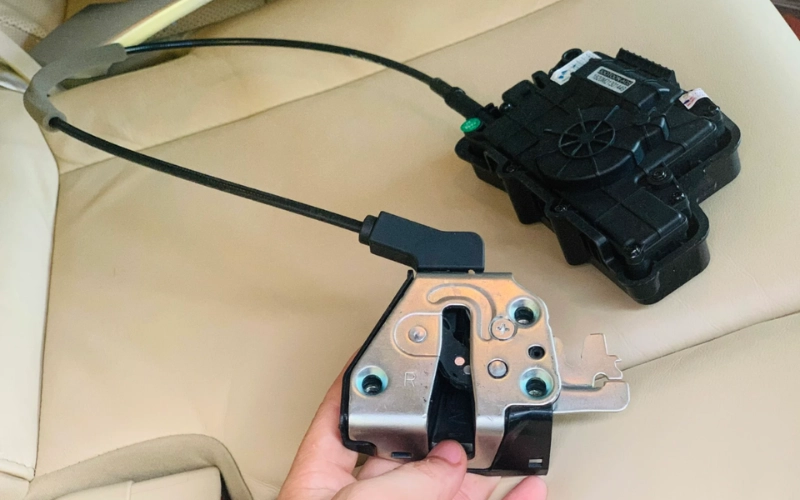 Trang bị thêm cửa hít Limo Green có đăng kiểm được không? 2 Lựa chọn bộ cửa hít Limo Green có khả năng mở bằng cơ khi mất điện