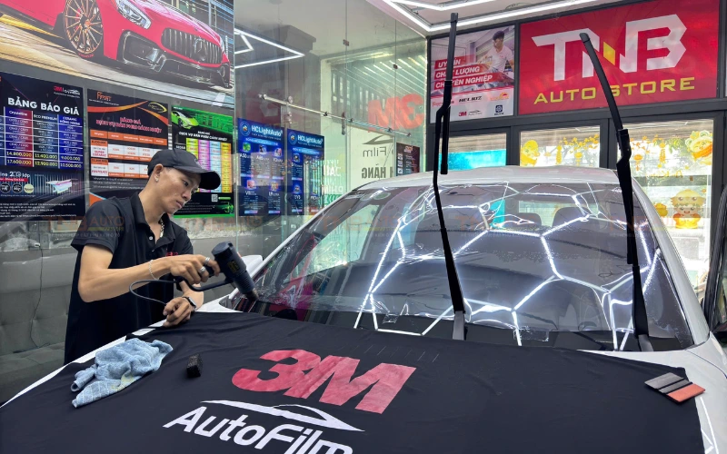 Các tip đơn giản nhận biết phim 3M chính hãng chính xác 1 Việc nhận biết đúng phim cách nhiệt 3M chính hãng giúp đảm bảo chất lượng sản phẩm, hiệu quả sử dụng lâu dài và quyền lợi bảo hành sau khi dán