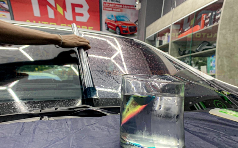 Các tip đơn giản nhận biết phim 3M chính hãng chính xác 2 Kiểm tra thông số kỹ thuật và hiệu ứng quang học của phim cách nhiệt 3M