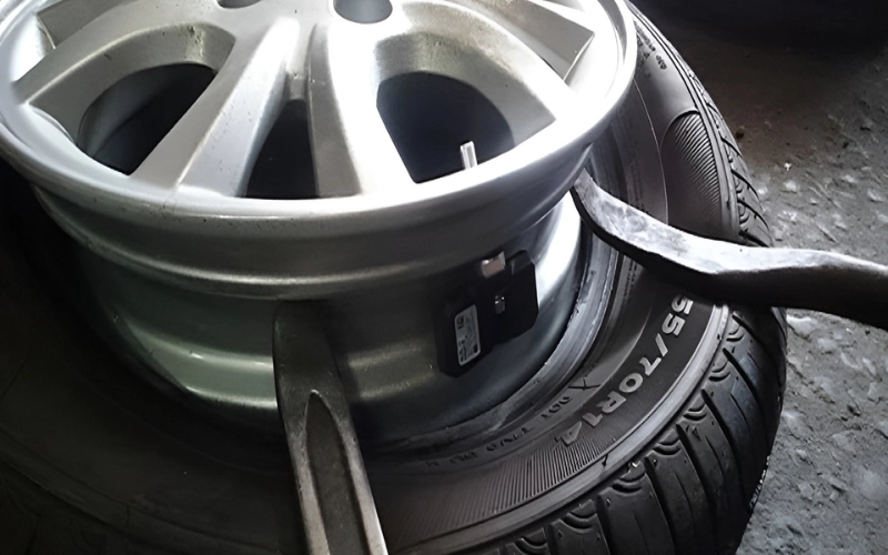 Cảm biến áp suất lốp van trong hay van ngoài? Nên lắp loại nào 20 Cảm biến áp suất lốp van trong được lắp bên trong bánh xe, thay thế van zin