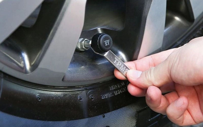 Cảm biến áp suất lốp van trong hay van ngoài? Nên lắp loại nào 19 Cảm biến áp suất lốp van ngoài được gắn trực tiếp lên đầu van lốp, thay thế nắp van nguyên bản