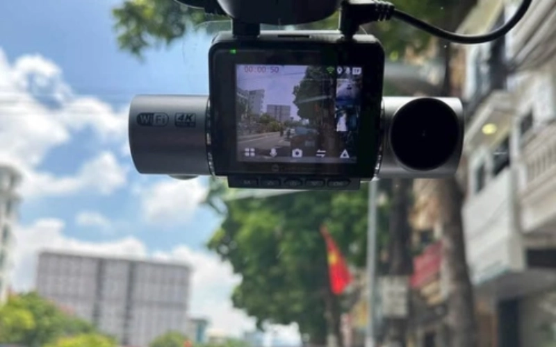 Camera hành trình 3 mắt lắp cho Limo Green là hệ thống gồm 3 camera ghi hình độc lập, bao phủ toàn bộ các khu vực quan trọng của xe