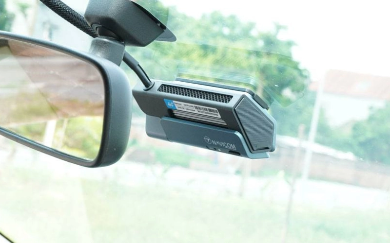 Navicom J247Pro có ngoại hình tối giản, nhỏ gọn lắp đặt gọn trên kính lái mà không ảnh hưởng tầm nhìn