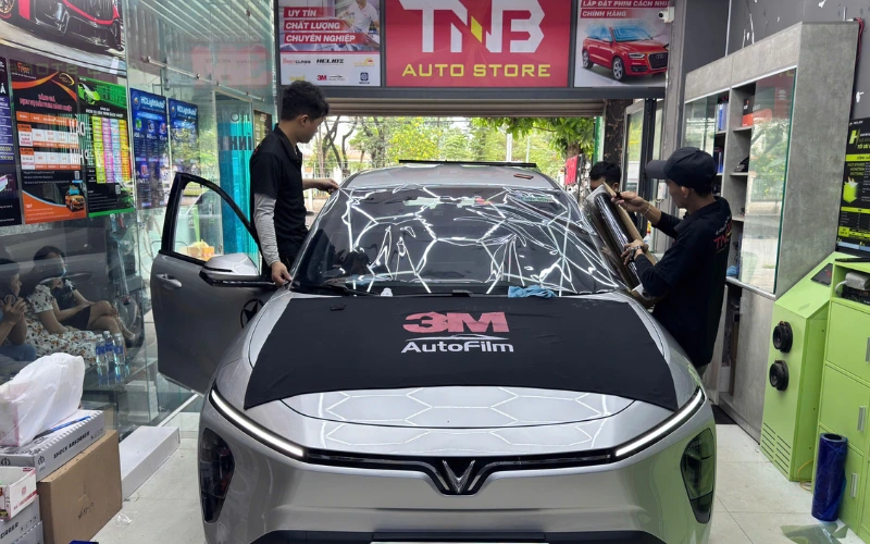 Kinh nghiệm chọn địa chỉ dán phim cách nhiệt 3M chính hãng cho xe Vinfast Limo Green 