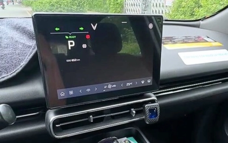 Nguyên nhân gây lỗi đơ màn hình trung tâm VinFast Limo Green