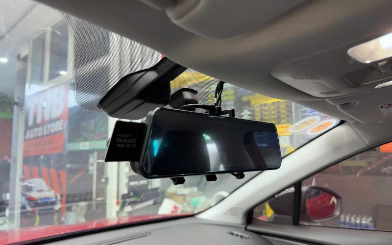 Camera gương VIETMAP R440 được thiết kế để ốp trực tiếp lên gương chiếu hậu nguyên bản của xe Limo Green, cố định chắc chắn bằng dây siết chuyên dụng