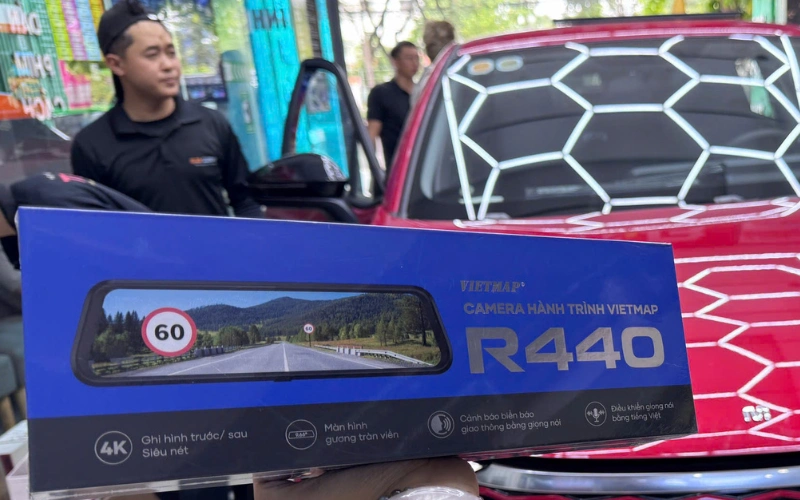 Camera hành trình gương VIETMAP R440 sử dụng Wi-Fi 6, cho tốc độ truyền tải vượt trội khi kết nối với ứng dụng VIETMAP REC