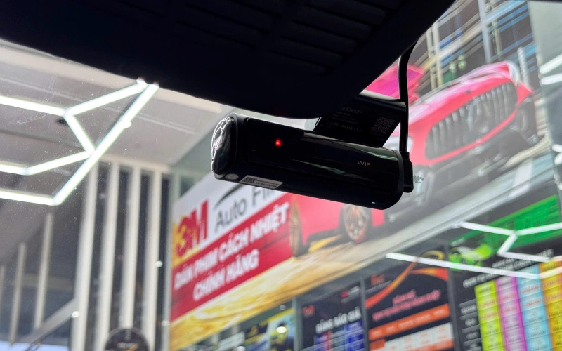 Lắp camera hành trình ô tô Thủ Đức uy tín ở đâu? 2 Camera hành trình ô tô Thủ Đức tích hợp GPS hoặc kết nối với điện thoại thông minh thông qua ứng dụng cho phép theo dõi hành trình, tốc độ và vị trí xe từ xa.