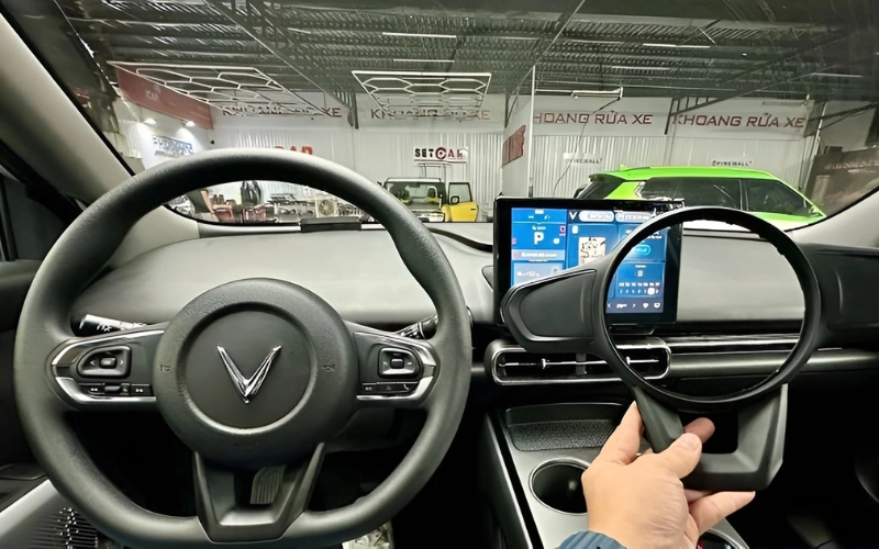 Lắp cụm phím vô lăng xe Vinfast Limo Green chỉ bổ sung chức năng điều khiển trên vô lăng nếu lắp đặt không tác động đến hệ thống lái, túi khí hay kết cấu chịu lực nên không thuộc nhóm bị xử phạt theo quy định