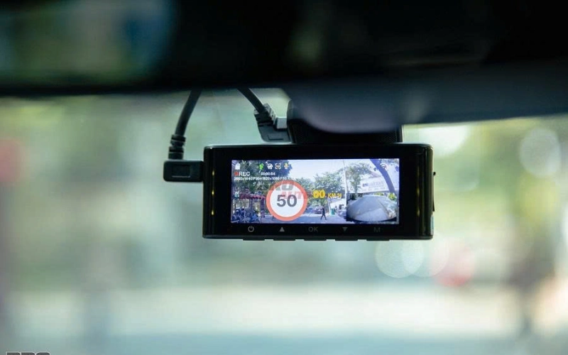 Camera hành trình có thiết kế dạng rời thường có 1 camera chính thường lắp ở kính lái và các camera phụ có thể quay hình sau, trong xe