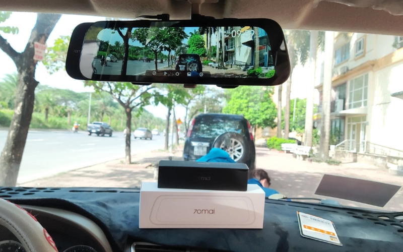 Camera gương là loại thiết bị ghi hình trước và sau xe được gắn ốp vào gương chiếu hậu hoặc thay thế hoàn toàn gương zin