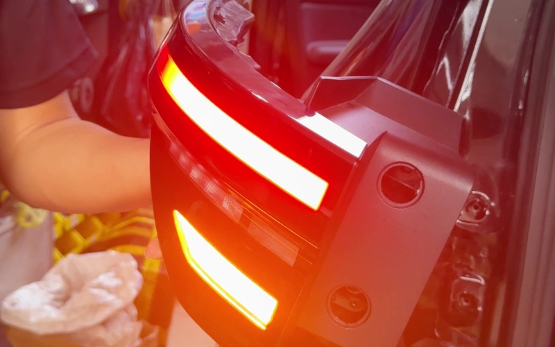 Mở rộng xi nhan VinFast Limo Green là gắn thêm module vào hệ thống xi nhan nguyên bản của xe mở rộng vùng phát sáng, tăng độ sáng và cải thiện khả năng nhận diện tín hiệu khi xe chuyển hướng