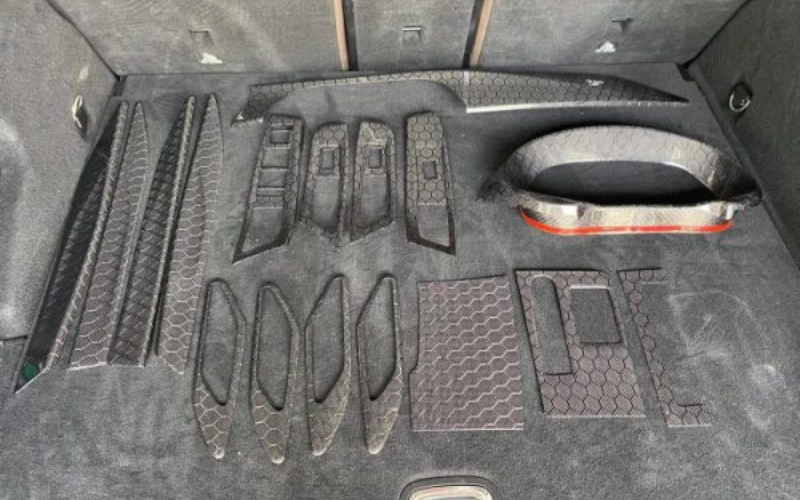 Ốp nội thất carbon VinFast Limo Green chất liệu carbon hoặc phủ giả vân carbon để ốp lên các chi tiết bên trong khoang cabin xe 