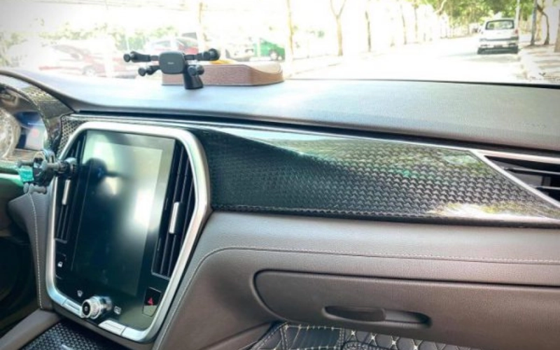 Bề mặt carbon (hoặc giả carbon) thường bóng mịn, ít bám bẩn và dễ lau chùi