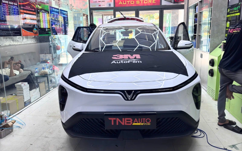 3M Crystalline là dòng phim cách nhiệt cao cấp ứng dụng công nghệ đa lớp quang học độc quyền của 3M