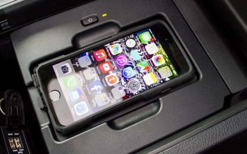 Lợi ích của lắp sạc không dây trên xe Vinfast Limo Green 